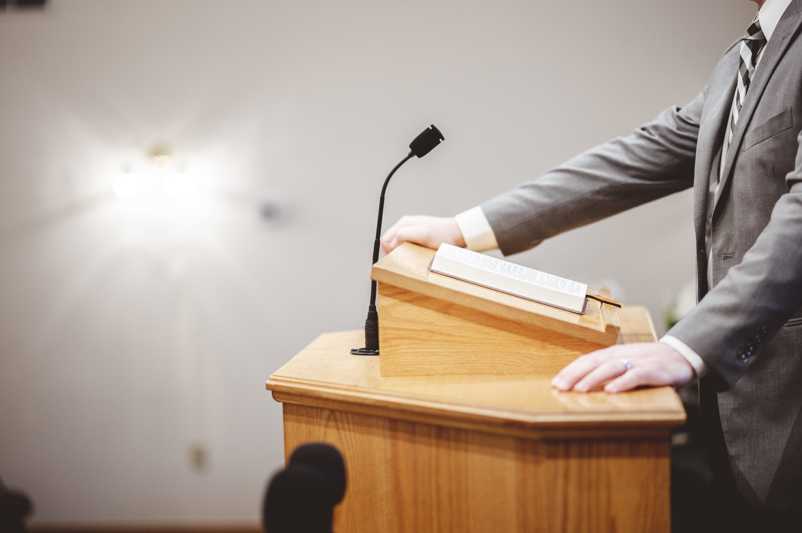 Pastor ou Padre: acabe de vez com as reclamações sobre o som da sua igreja